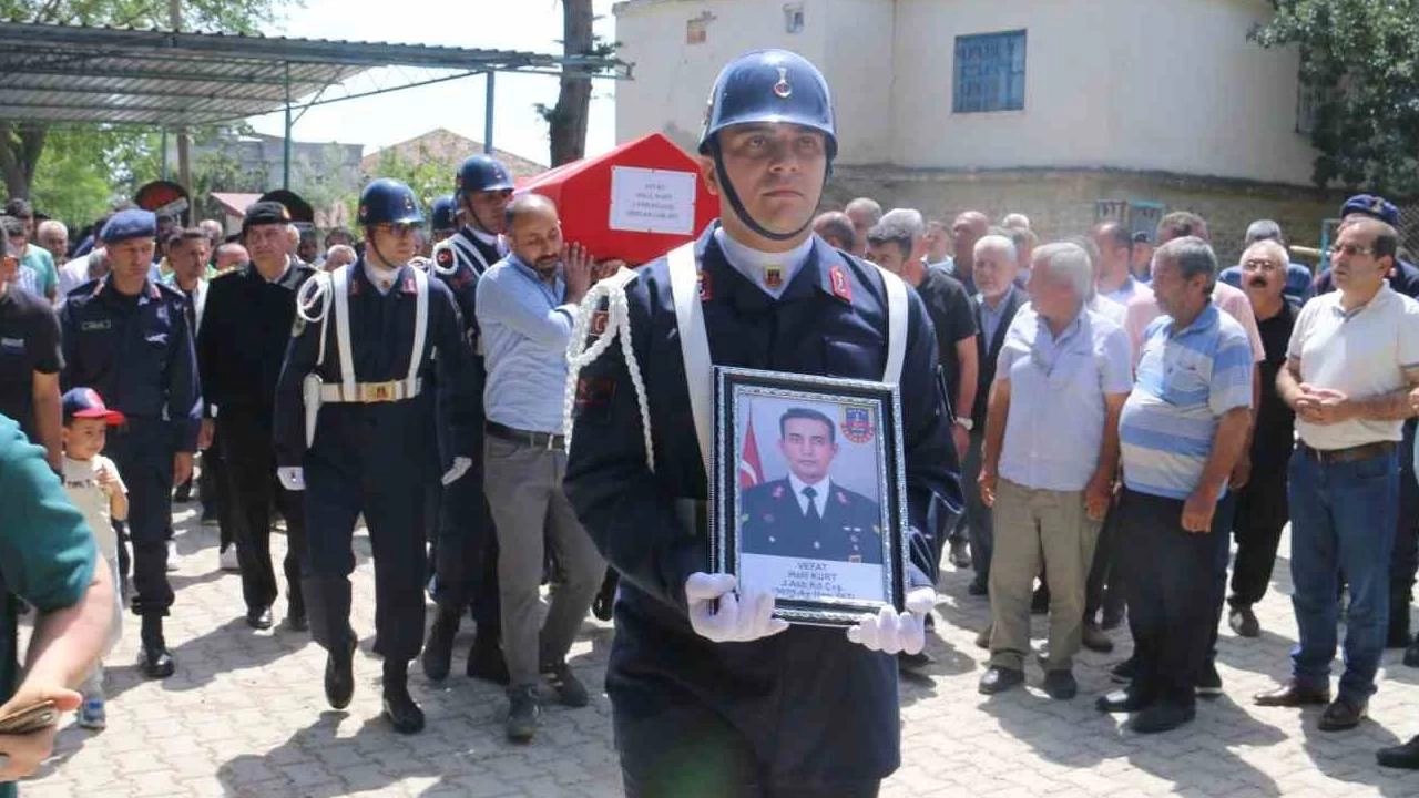 Bir y�l �nce 'beni buraya g�m�n' diyerek mezar yerini g�stermi�