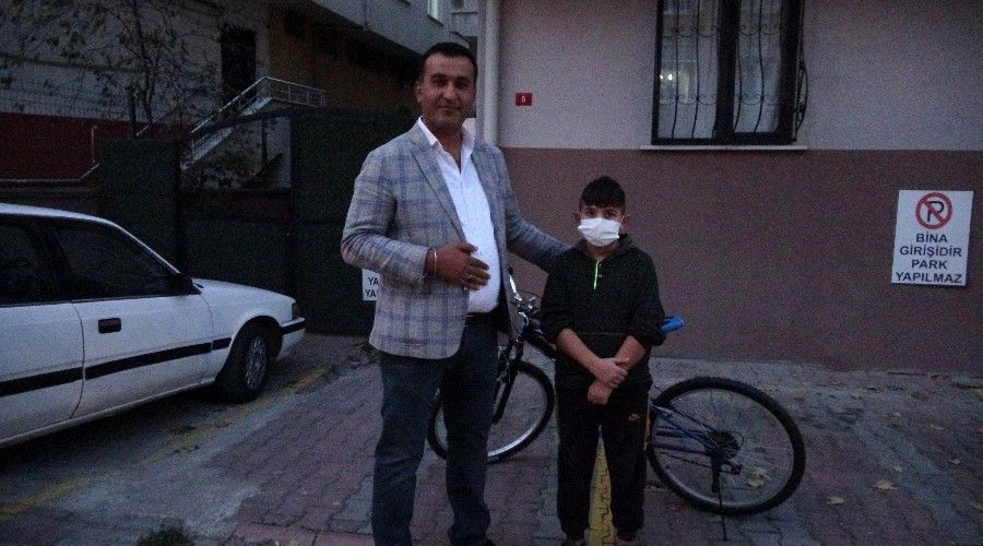 Bisikleti çalınan çocuğa hayırsever vatandaştan bisiklet hediyesi
