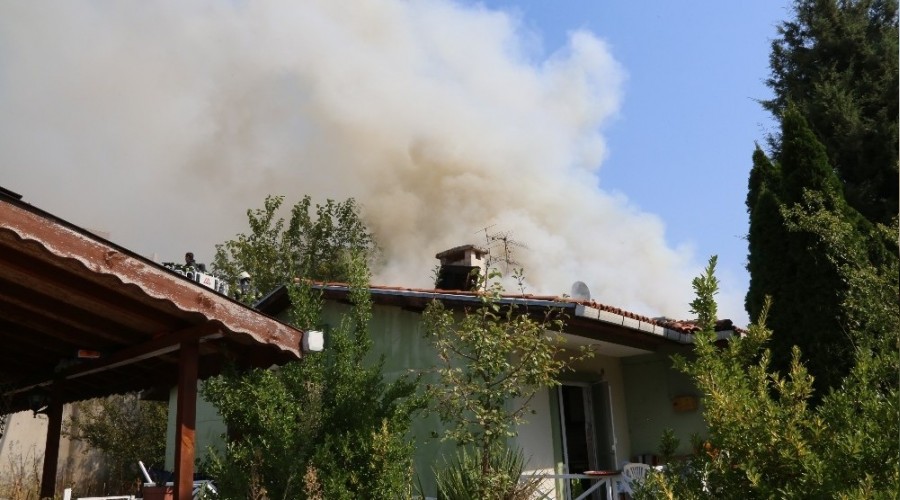 Bitişik vaziyetteki 4 ev alevlere teslim oldu