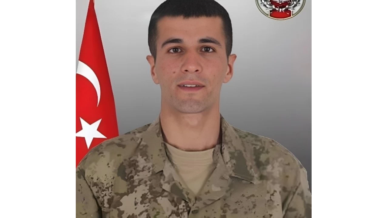 Bitlis şehidine ağlıyor