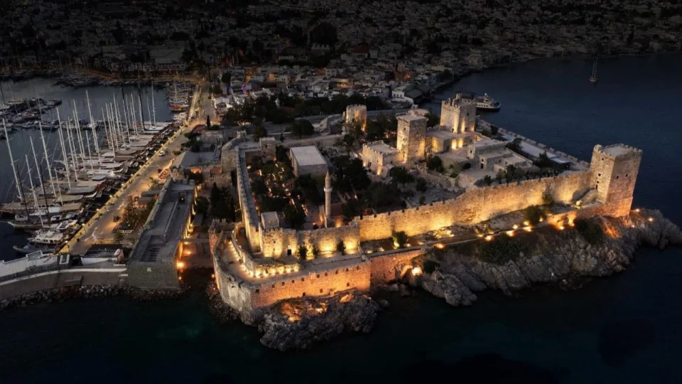 Bodrum Kalesi ve Efes Ören Yeri kapılarını geceye açtı