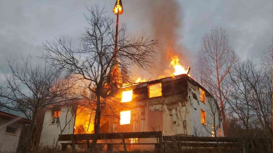 Bolu'da ahşap cami alev alev yandı