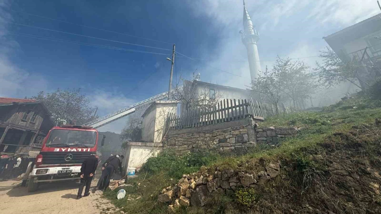 Bolu'da çıkan yangında 2 ahşap ev ve 1 cami küle döndü