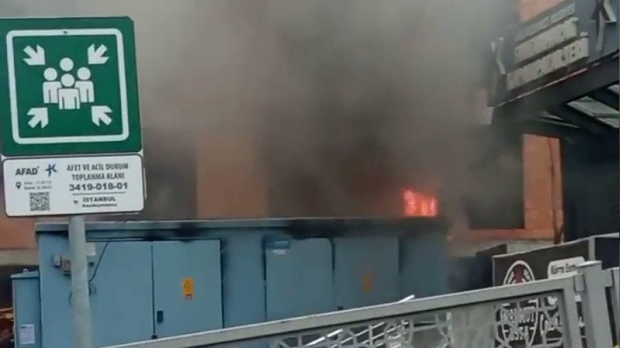 Bomba gibi patlayan trafo mahalleliyi korkuttu