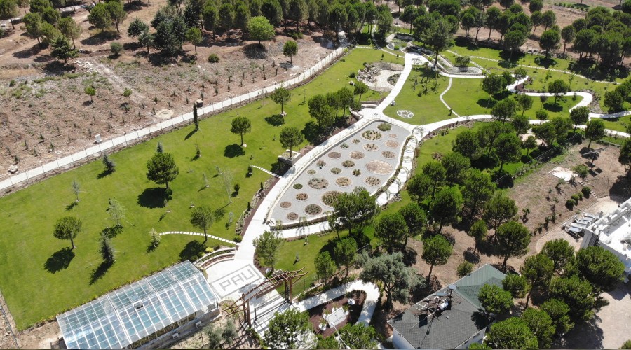 Botanik Bah�esi g�z kama�t�r�yor