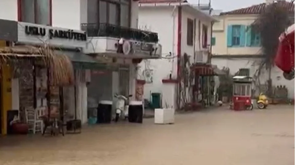 Bozcaada'da sokaklar g�le d�nd�