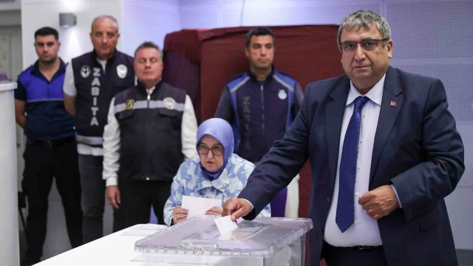 Buca Belediyesi'nde Ba�kanvekili CHP'li H�seyin Benzer oldu