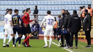 Burak Yılmaz çıkmayan topa müdahale etti, kırmızı kart gördü