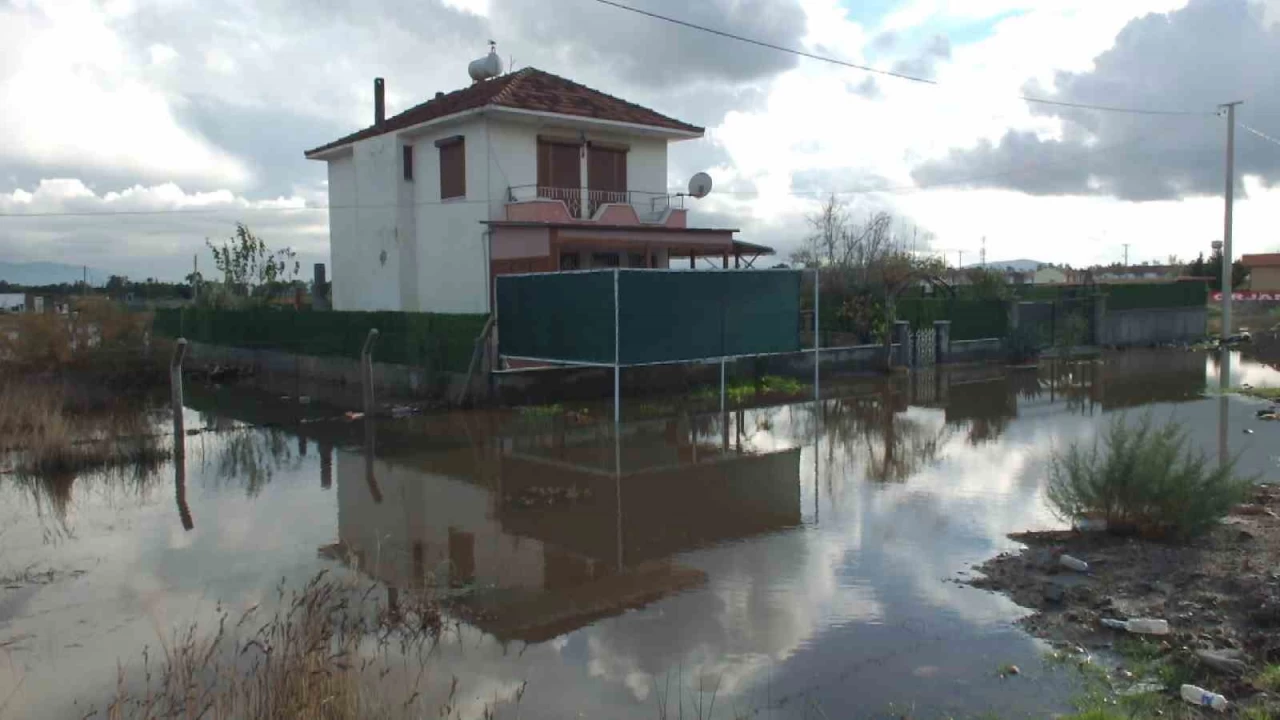 Burhaniye de yazlklar su altnda kald
