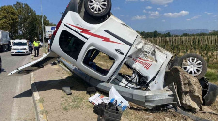 Bursa'da hafif ticari araç takla attı
