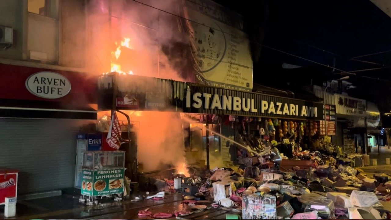 Bursa'da hediyelik eşya mağazası alev alev yandı