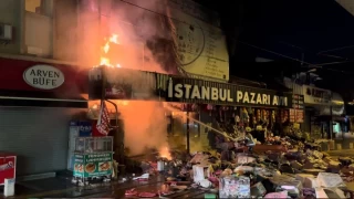 Bursa'da hediyelik eşya mağazası alev alev yandı