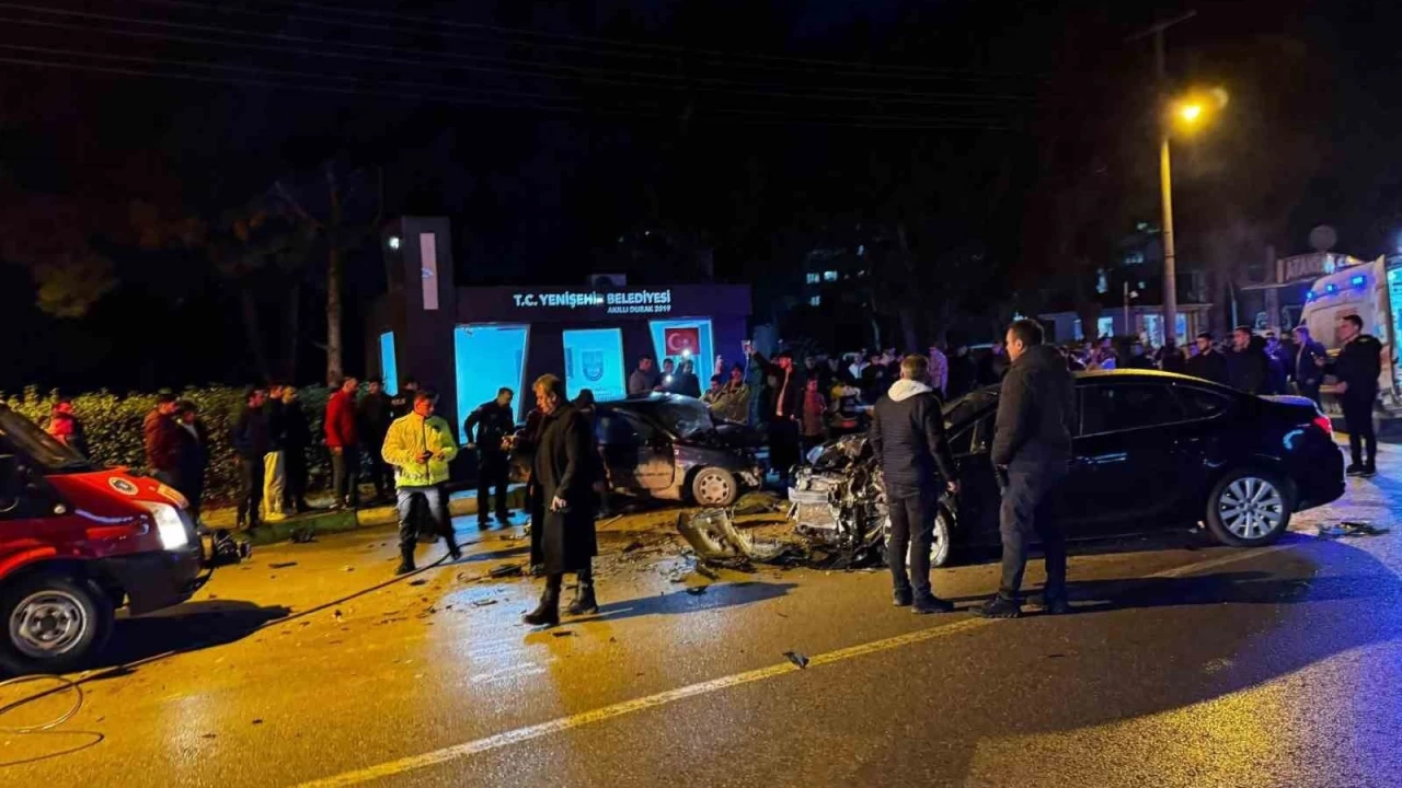Bursa'da iki otomobil kafa kafaya �arp��t�: 2 yaral�