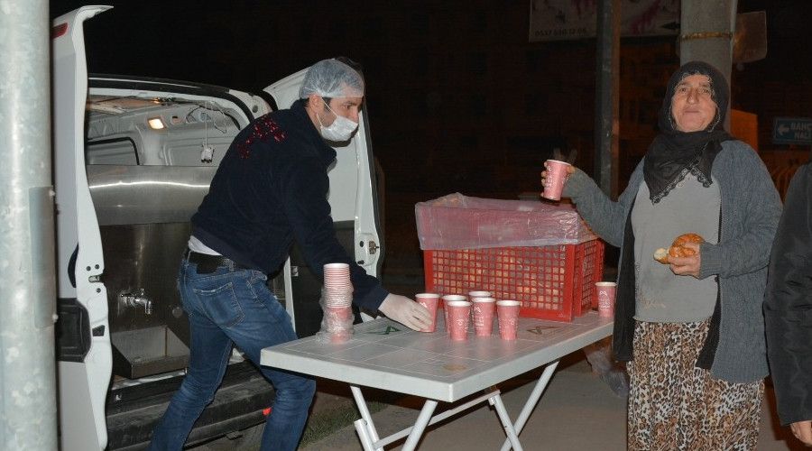 Büyükşehir Belediyesi tarım işçilerine çorba dağıtıyor