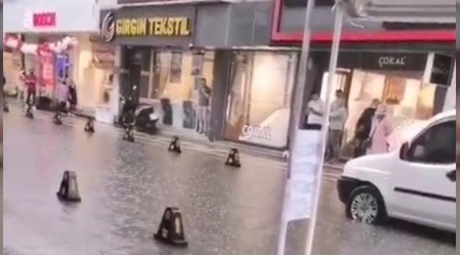 Cadde ve sokaklar göle döndü