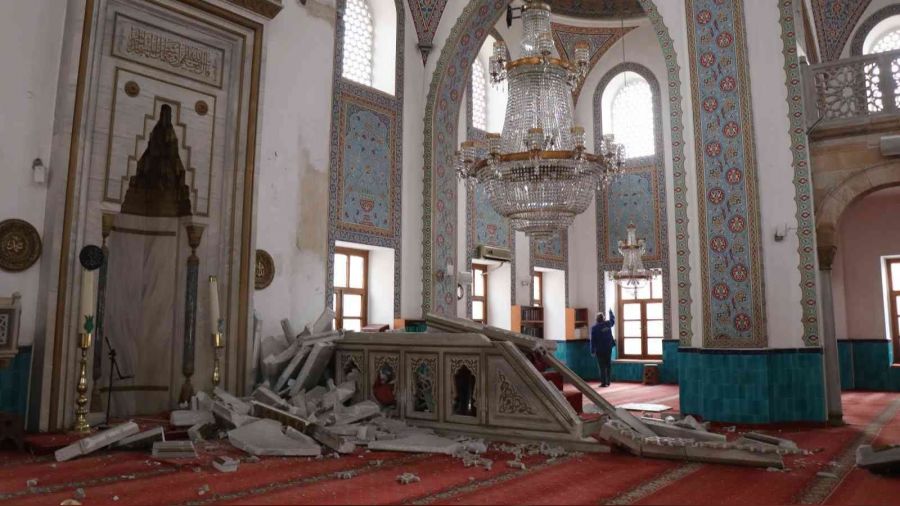 Caminin minberi yerle bir oldu