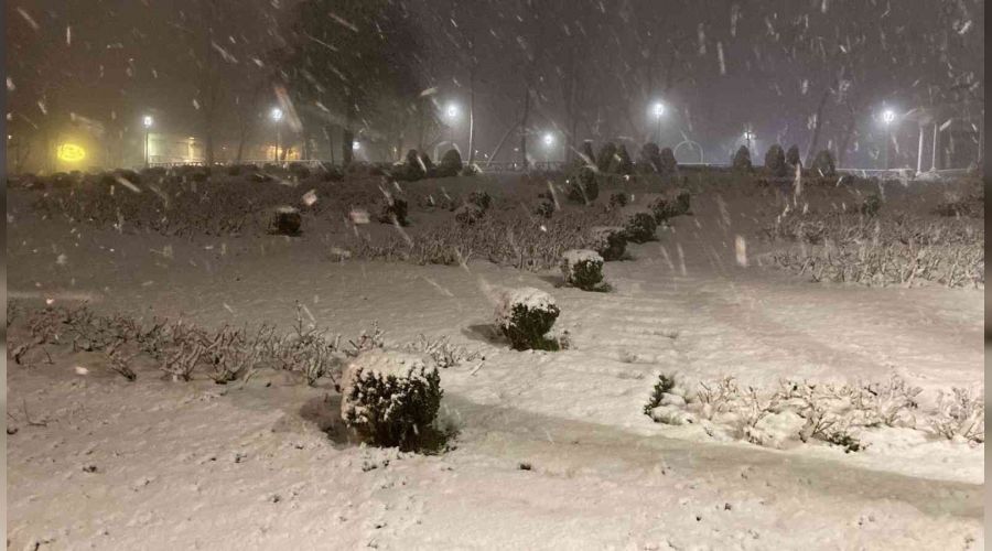 Çamlıca Tepesi'ne lapa lapa kar yağdı