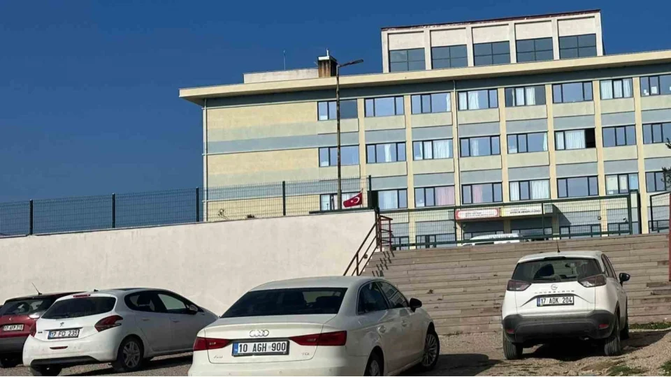 �anakkale'de lise ��rencisi okulda intihar etti