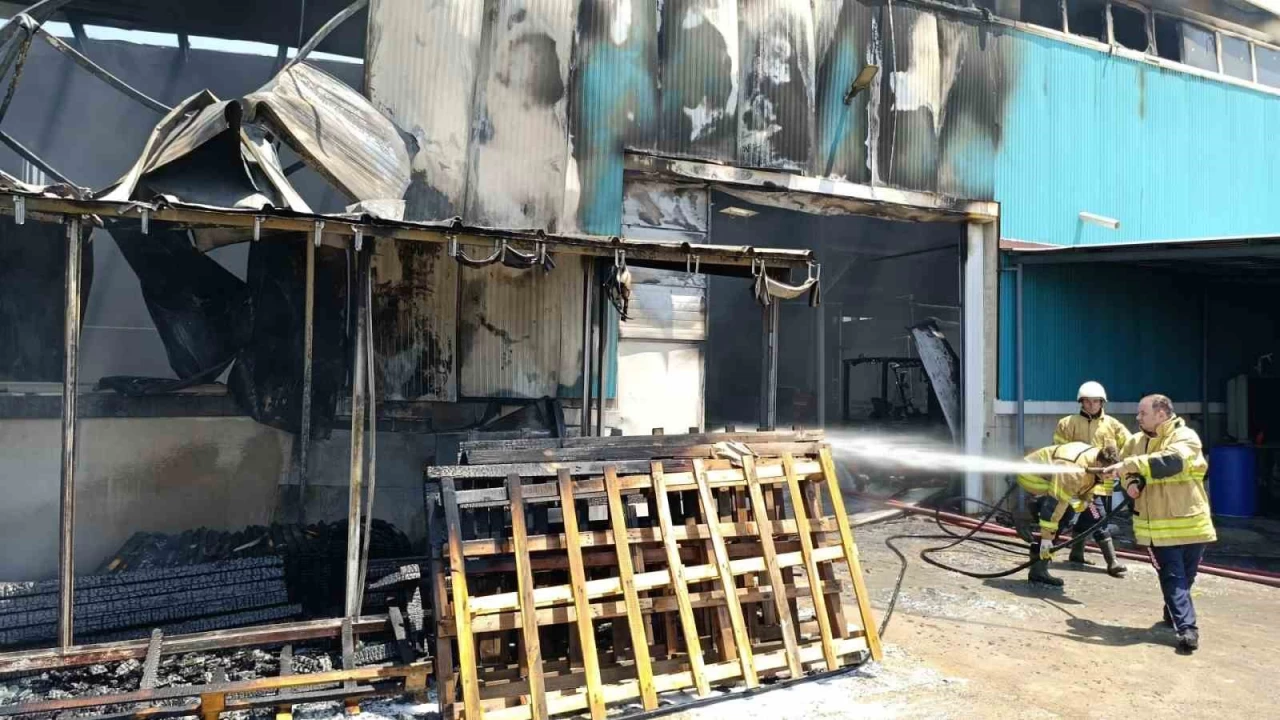 Çanakkale'de plastik cam fabrikasındaki yangın söndürüldü