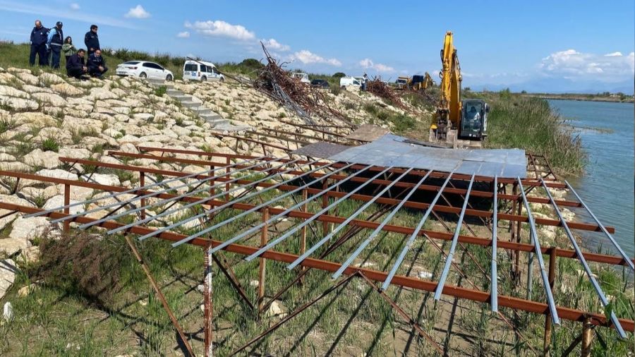 Çay kenarına yapılan kaçak yapı iskeleleri yıkıldı