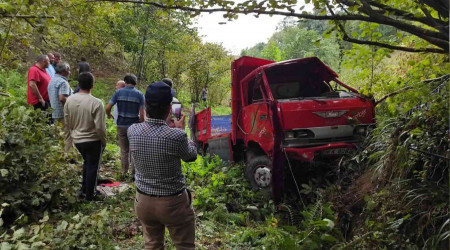 Çay yüklü kamyon uçuruma yuvarlandı, 1'i ağır 3 yaralı
