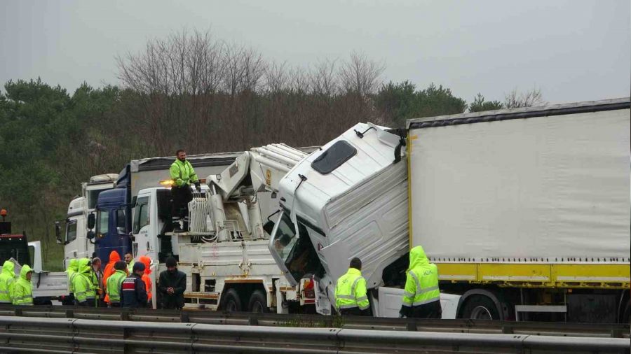 Çekmeköy'de art arda iki kaza: Tır ve kamyonet birbirine girdi