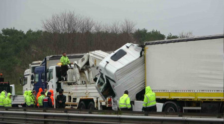 Çekmeköy'de art arda iki kaza: Tır ve kamyonet birbirine girdi