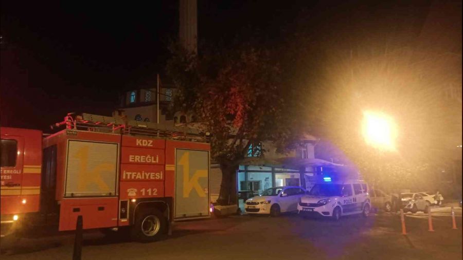 Cemaat namazdayken caminin kubbesinde yangın çıktı