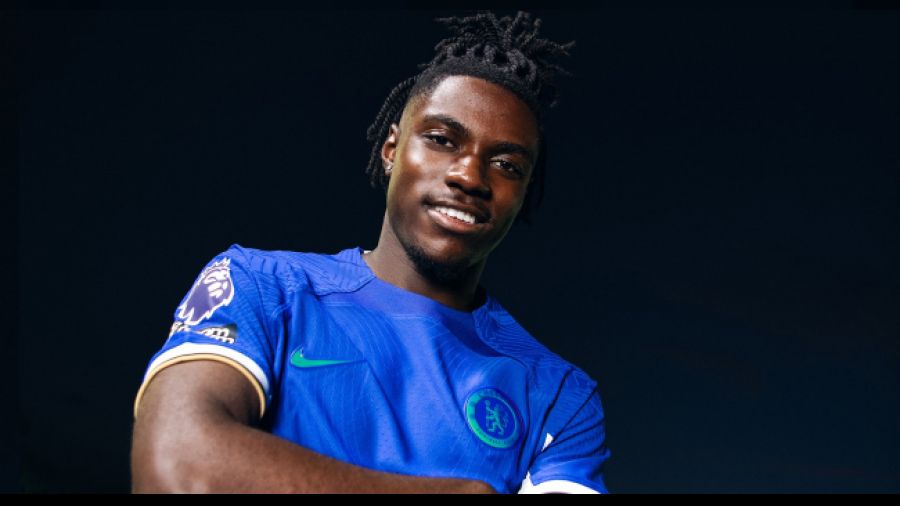 Chelsea transferde durmuyor