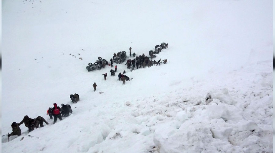 Çığ altında kalanlar için aramalar sürüyor