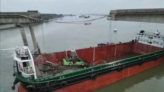 Çin'de kargo gemisinin çarptığı köprü çöktü