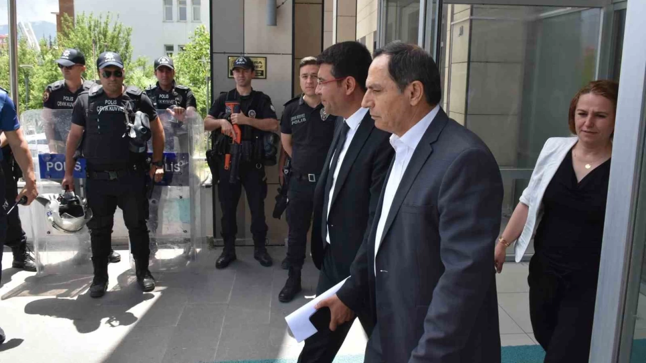 Cumhurbaşkanı Erdoğan'ın fotoğrafını indiren DEM'li başkandan ilginç savunma