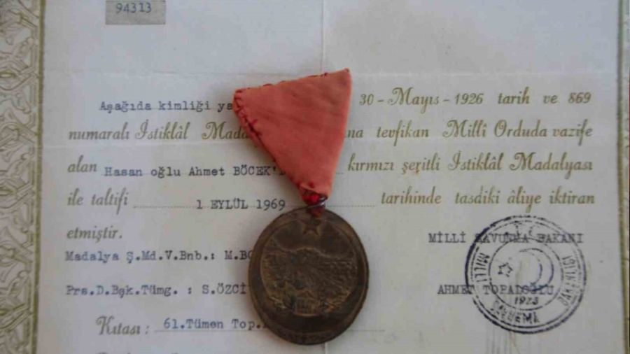 Dede yadigar� �stiklal Madalyas�'n� m�zeye ba���lad�
