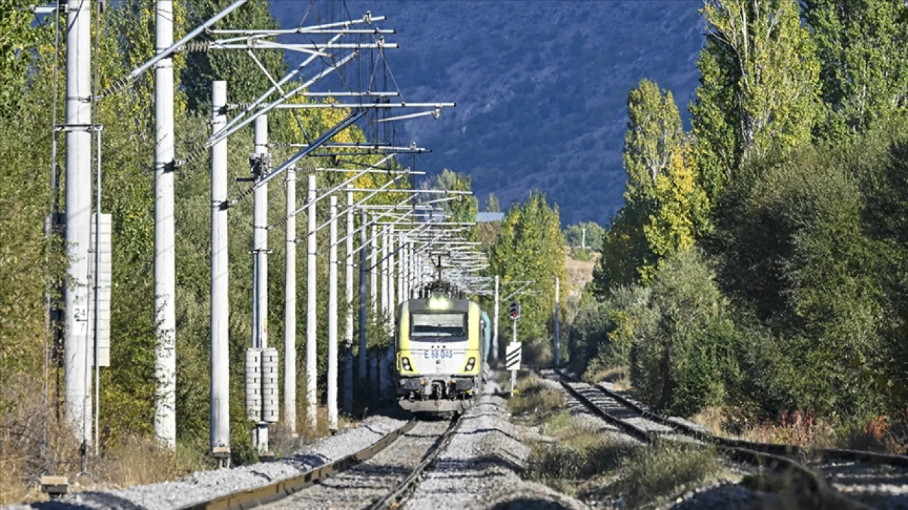 Demir yollar�nda elektrikli hat uzunlu�u 7 bin kilometreyi a�t�