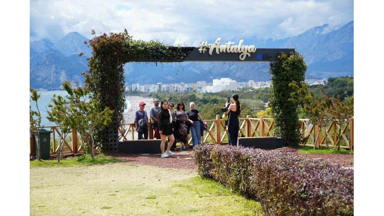 Deniz, güneş ve bayram sevinci Antalya'da buluştu