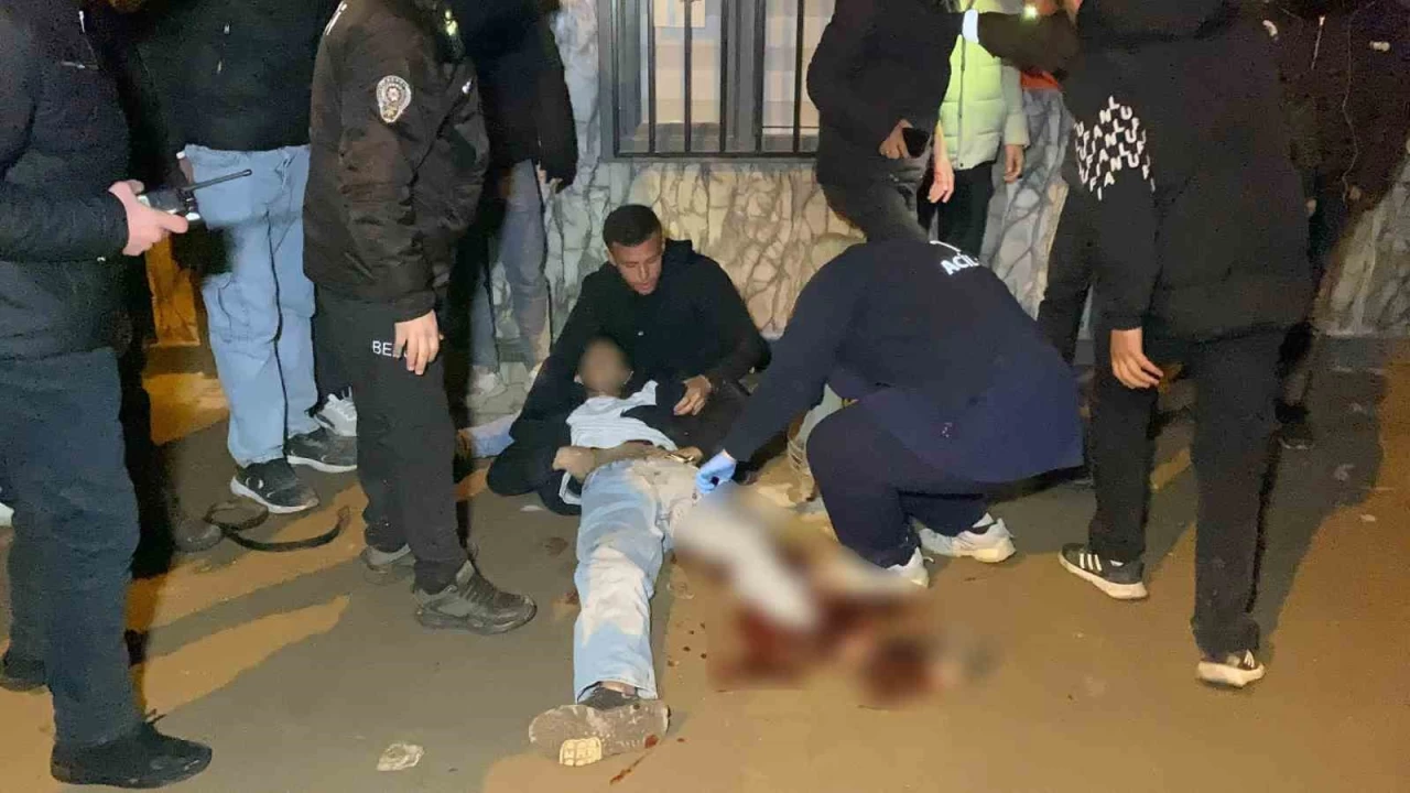 Deprem anma t�renine kat�lmak isteyen gen�ler b��akl� sald�r�ya u�rad�: 1'i a��r 2 yaral�