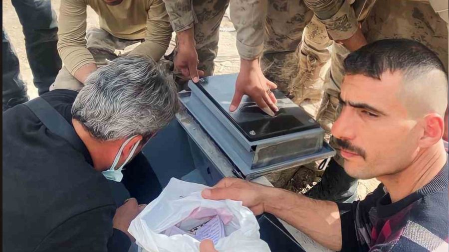 Deprem b�lgesinde bulduklar� 1 kilo alt�n� sahibine teslim ettiler