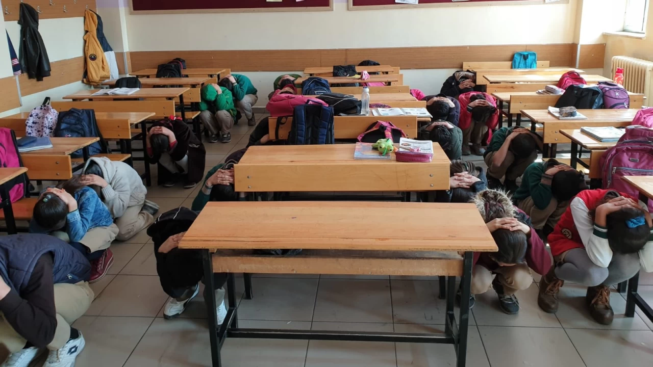 Deprem tatbikatlar� hayati �nemdedir