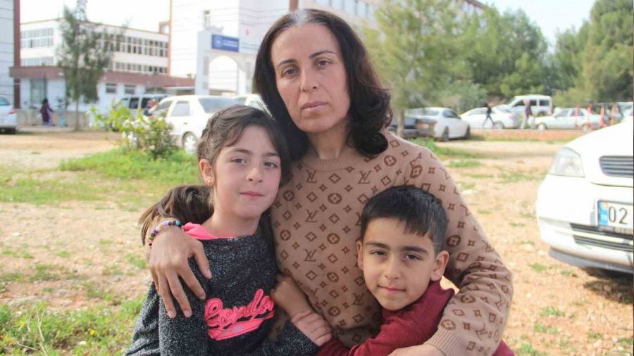 Depremde 3 karde�i ve annesini kaybetti