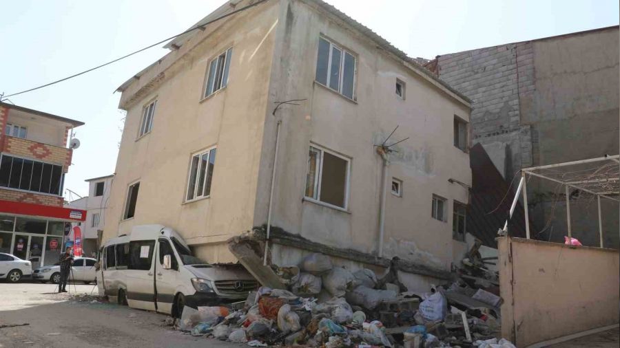 Depremde binanın yıkılmasını minibüs önledi