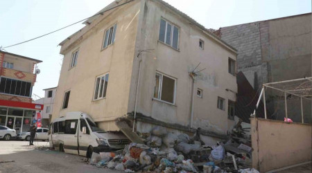 Depremde binanın yıkılmasını minibüs önledi