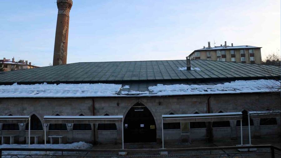 Depremler 8 as�rl�k camiyi milim oynatamad�