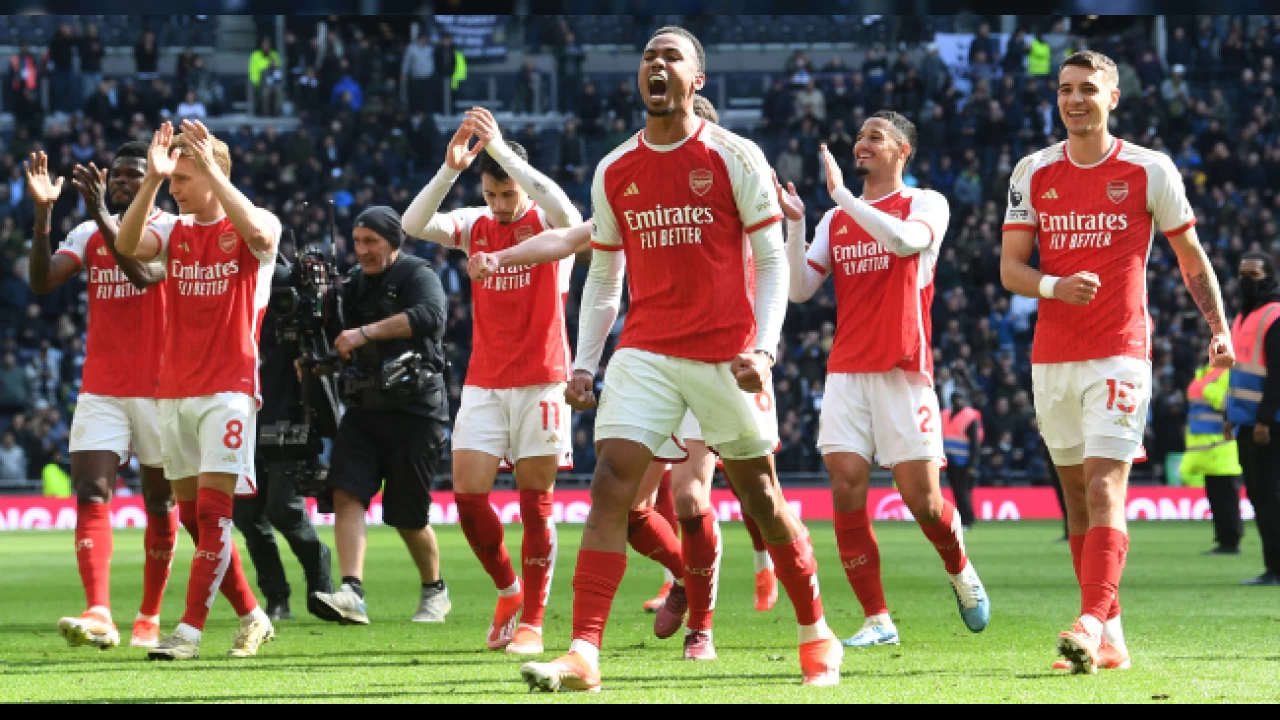 Derbide kazanan Arsenal lider oldu