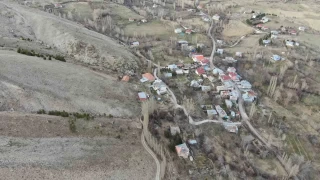 Dev mantar kayalar köyü tehdit ediyor