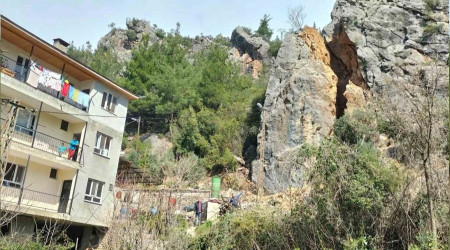 Devasa kaya deprem de yarıldı, artçılarda iyice açıldı tehlike arttı