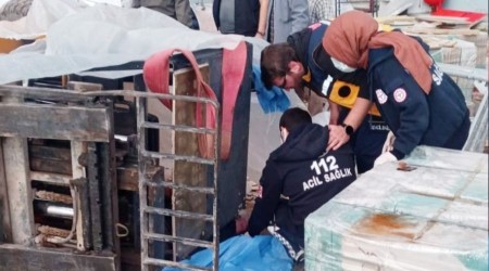 Devrilen iş makinasının altında can verdi
