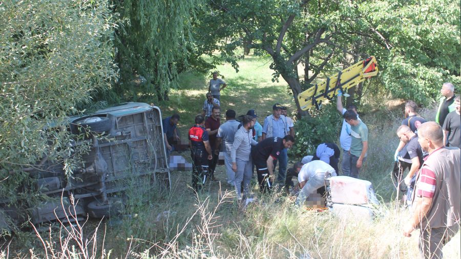 Devrilen minib�steki 6 tar�m i��isi �ld�