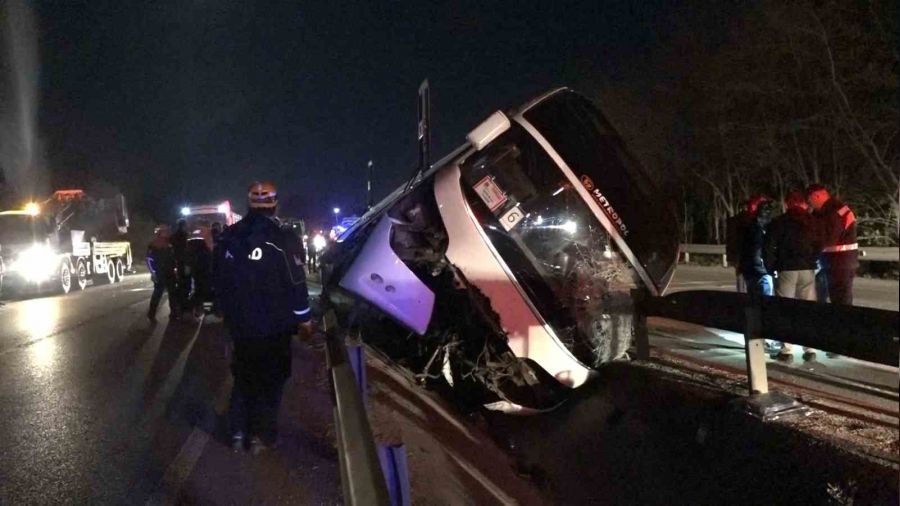 Devrilen öğrenci dolu otobüste bilanço ağır oldu