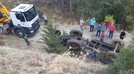 Devrilen traktörün altında kaldı