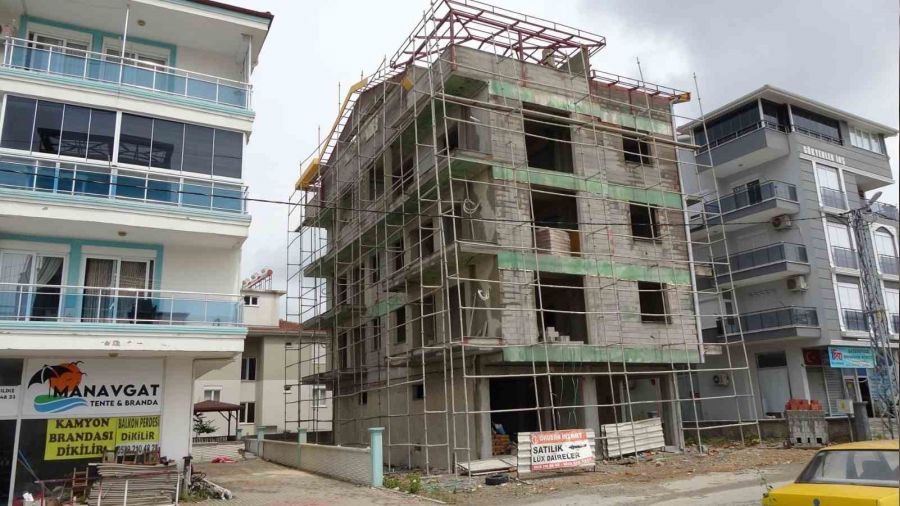 D�� kaplama yapan in�aat i��isi 3'�nc� kattan toprak zemine d��t�, �l�mden d�nd�